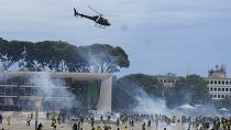 Los antidisturbios despejando a los partidarios de Bolsonaro en Brasilia