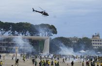 Los antidisturbios despejando a los partidarios de Bolsonaro en Brasilia