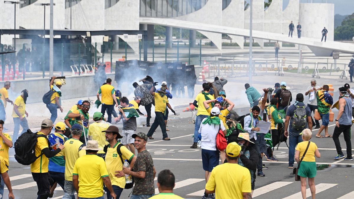 Bolsonaro taraftarları hükümet binalarını işgal etti