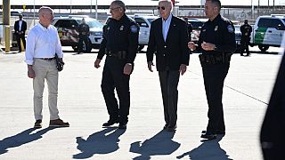   جو بايدن ووزير الأمن الداخلي أليخاندرو مايوركاس (يسار) يتحدثان مع شرطة الجمارك وحماية الحدود الأمريكية على جسر الأمريكتين الحدودي بين المكسيك والولايات المتحدة،8 يناير 2023