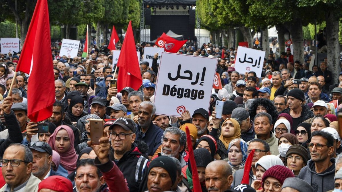 صورة من الارشيف-متظاهرون تونسيون يشاركون في مسيرة ضد الرئيس قيس سعيد دعا إليها تحالف "جبهة الإنقاذ الوطني" المعارض، في العاصمة تونس،  10 ديسمبر 2022.