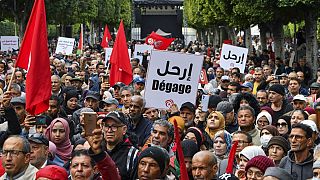 صورة من الارشيف-متظاهرون تونسيون يشاركون في مسيرة ضد الرئيس قيس سعيد دعا إليها تحالف "جبهة الإنقاذ الوطني" المعارض، في العاصمة تونس،  10 ديسمبر 2022.