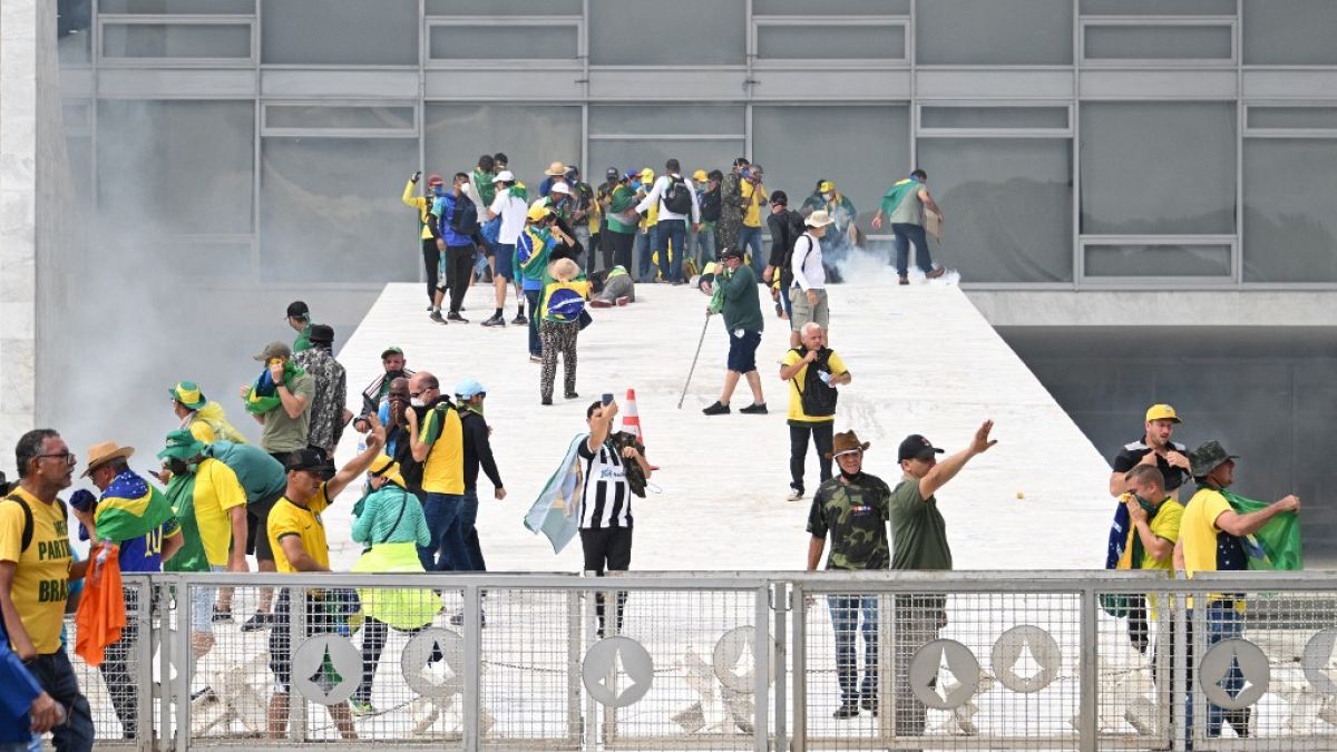 اشتباك أنصار الرئيس البرازيلي السابق جايير بولسونارو مع الشرطة خلال مظاهرة خارج مقر المؤتمر الوطني البرازيلي في برازيليا- 8 يناير 2023