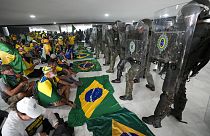 Υποστηρικτές του πρώην προέδρου της Βραζιλίας Ζαίχ Μπολσονάρο εντός του προεδρικού μεγάρου μπροστά σε ειδικές δυνάμεις της αστυνομίας