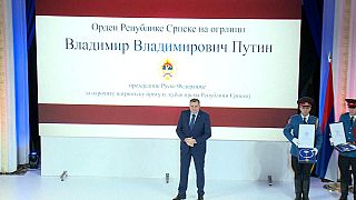 Un momento della cerimonia che si è svolta a Banja Luka. La medaglia d'onore sarà rimessa a Putin da Dodik in occasione del loro prossimo incontro
