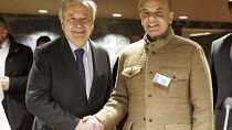 Il segretario generale dell'Onu Antonio Guterres (a sinistra) ha chiesto alla comunità internazionale di sostenere la ricostruzione del Pakistan