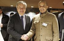 UN Generalsekretär Antonio Guterres und Pakistans Primierminister Shehbaz Sharif an der Geberkoferenz in Genf 