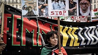 Fransa'nın Lyon kentinde İran'daki son idamları protesto etmek için düzenlenen gösteriye katılan İran asıllı bir kadın