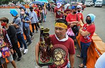 حمل الفلبينيون نماذج مصغرة عن تمثال المسيح