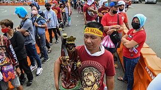 حمل الفلبينيون نماذج مصغرة عن تمثال المسيح
