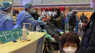 Hordágyon fekvő beteg egy sanghaji kórház előcsarnokában