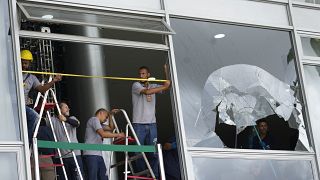 Arbeiten an der Fassade des Präsidentenpalastes in Brasilia am Tag nach der Attacke