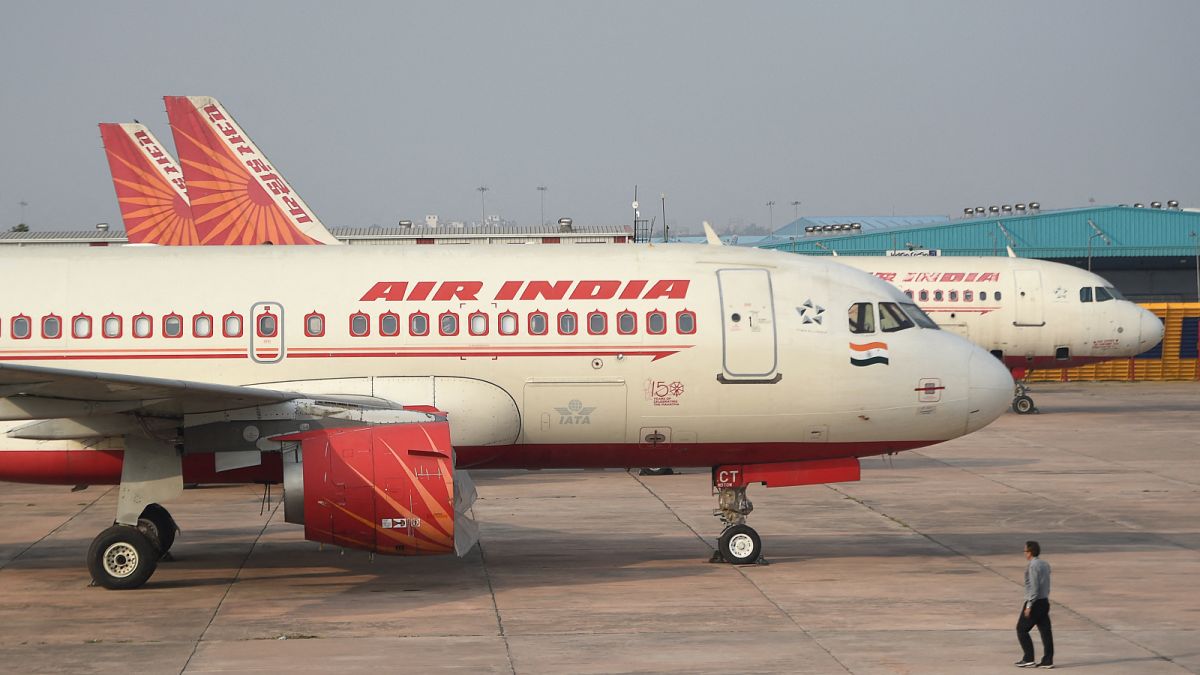 طائرة تابعة لشركة إير أنديا في مدرج مطار دلهي.