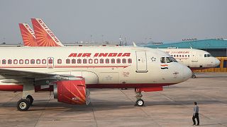 طائرة تابعة لشركة إير أنديا في مدرج مطار دلهي.