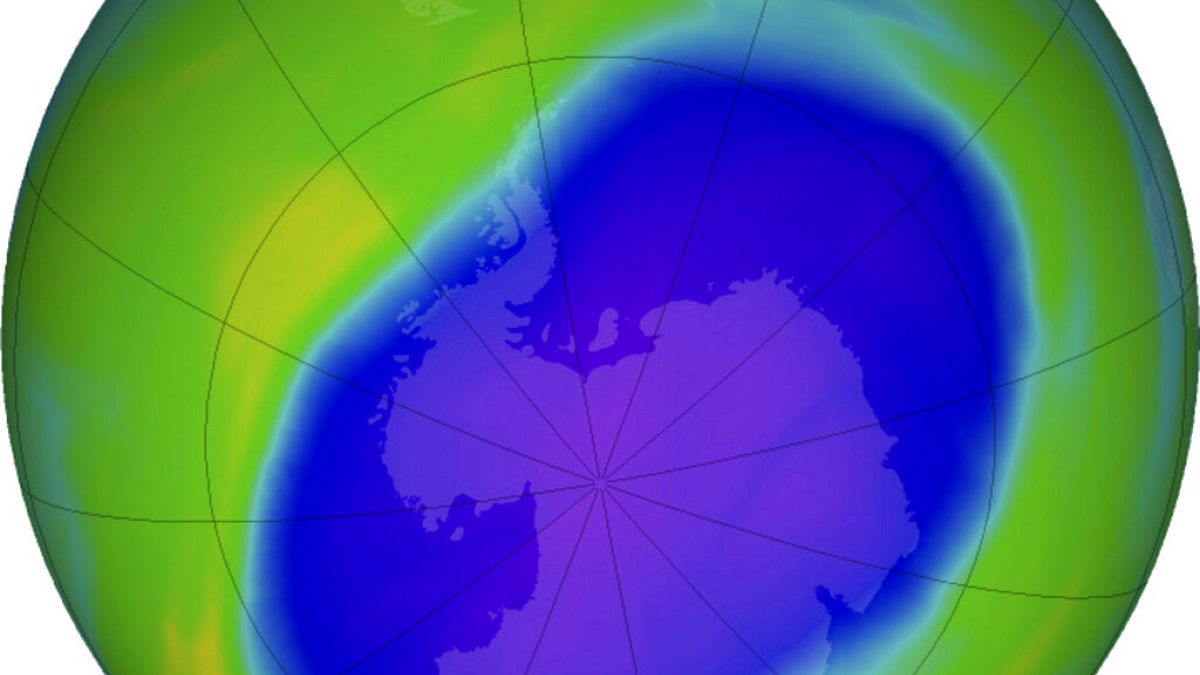 NASA tarafından servis edilen fotoğrafta mavi ve mor renkler, Antarktika üzerinde ozon tabakasındaki deliği gösteriyor