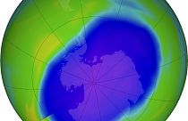 NASA tarafından servis edilen fotoğrafta mavi ve mor renkler, Antarktika üzerinde ozon tabakasındaki deliği gösteriyor