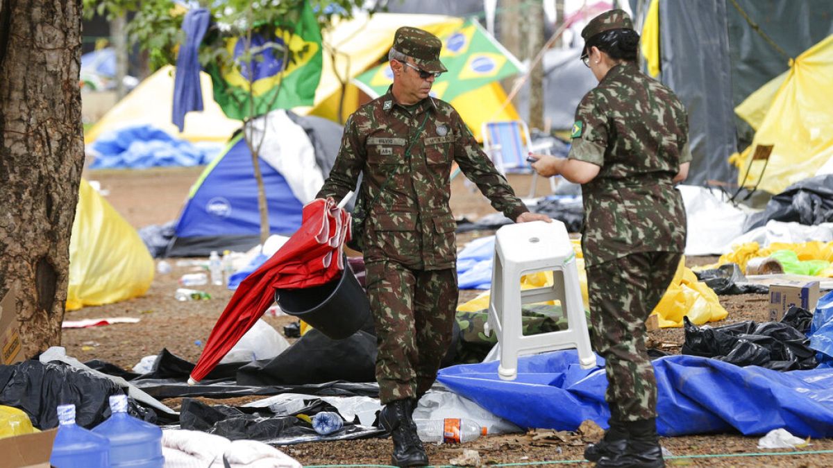 Soldaten helfen bei der Räumung eines Lagers von Anhängern des ehemaligen brasilianischen Präsidenten Jair Bolsonaro vor dem Armeehauptquartier in Brasilia,