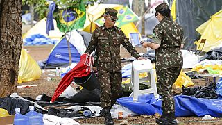 Soldaten helfen bei der Räumung eines Lagers von Anhängern des ehemaligen brasilianischen Präsidenten Jair Bolsonaro vor dem Armeehauptquartier in Brasilia,