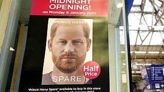 Ein Poster macht Werbung für die Biografie von Prinz Harry