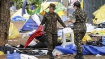 Бразильские военные помогают разбирать палаточный лагерь сторонников Болсонару в Бразилиа
