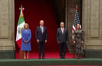 La primera dama de EE. UU., Jill Biden, el presidente de EE. UU., Joe Biden, acompañados del presidente de México, Andrés Manuel López Obrador, en Ciudad de México.