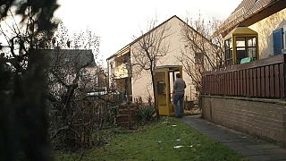 Un collectionneur de téléphones payants dans son jardin en Allemagne