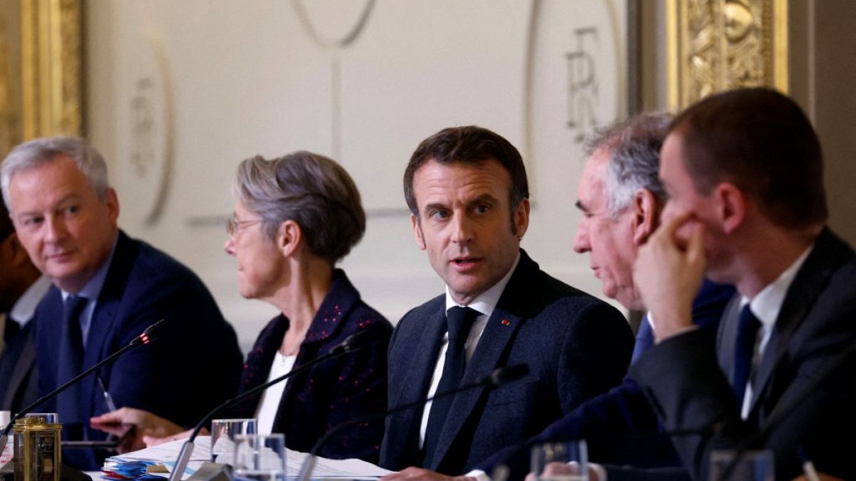 Emmanuel Macron, la Première ministre française Elisabeth Borne et des membres du gouvernement, le 12 décembre 2022.