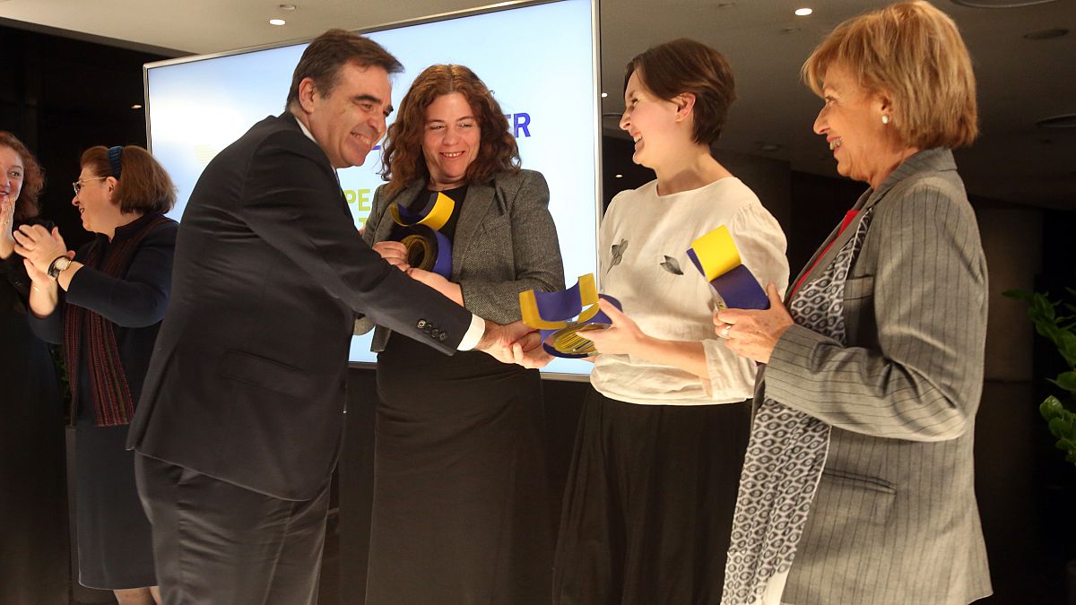Ο αντιπρόεδρος της ΕΕ Μαργαρίτης Σχοινάς χαιρετά τις τρεις εκπροσώπους των νέων Πολιτιστικών Πρωτευουσών της Ευρώπης
