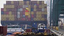 Des containers en train d'être déplacés dans le port d'Anvers.