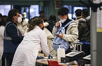 Pasajeros procedentes de China son sometidos a un test Covid a su llegada a Europa