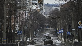 Ukrán katonák egy Humvee-ban, az ostromlott Bahmut városában