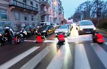 Klimaaktivist:innen blockieren eine Straße in Wien