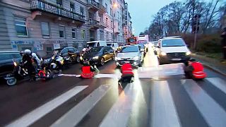 Klimaaktivist:innen blockieren eine Straße in Wien