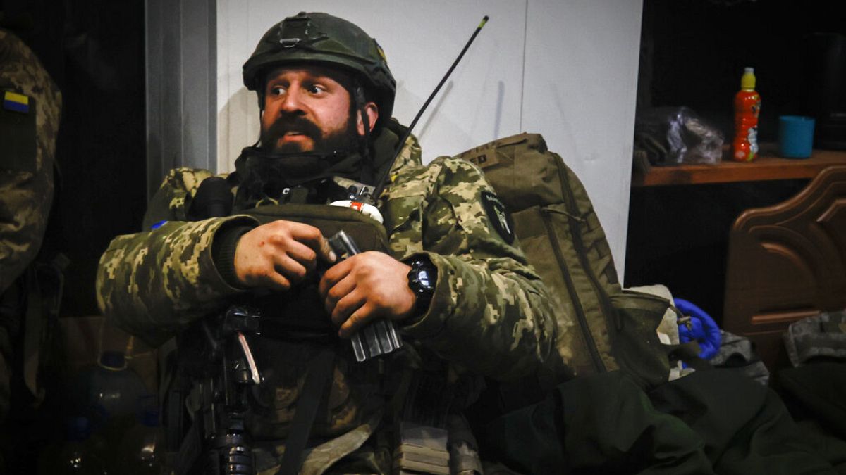 Soldado ucraniano num abrigo em Soledar, região de Donetsk, Ucrânia