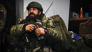Soldado ucraniano num abrigo em Soledar, região de Donetsk, Ucrânia