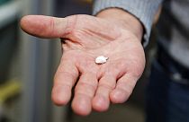 Le chef de police du quartier de Marolles à Bruxelles montre un paquet de cocaïne de la taille d'un ongle, qui contient 0,2g de cocaïne.