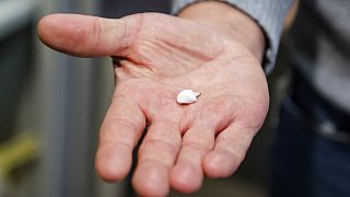 Le chef de police du quartier de Marolles à Bruxelles montre un paquet de cocaïne de la taille d'un ongle, qui contient 0,2g de cocaïne.