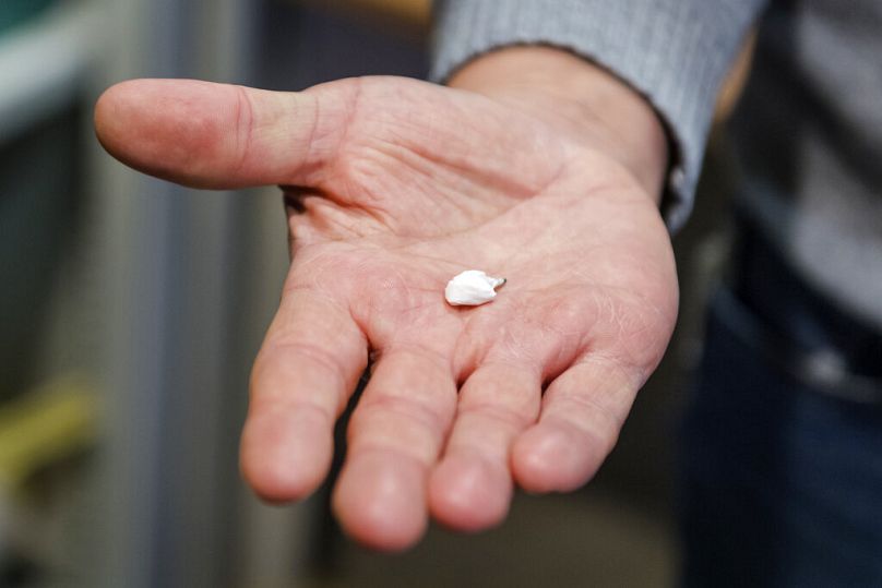 El inspector jefe de policía del barrio bruselense de Morolles, Kris Verborgh, muestra un paquete de cocaína crack en Bruselas, el lunes 9 de enero de 2023. 