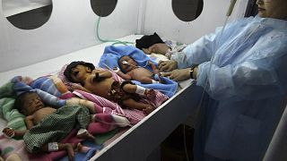 Une infirmière examine des nouveaux nés dans un hôpital à Jammu, Inde, avril 2010.
