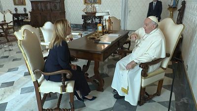 البابا فرنسيس يلتقي برئيسة الوزراء الإيطالية جورجيا ميلوني في الفاتيكان. 