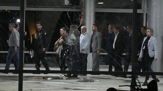 Le président brésilien Luiz Inacio Lula da Silva, inspecte les dégâts au Palais du Planalto après qu'il ait été pris d'assaut le 8 janvier, à Brasilia.
