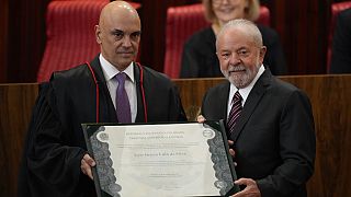 Presidente eleito Luiz Inácio Lula da Silva, à direita, detém o seu certificado eleitoral junto do Juiz Alexandre de Moraes, do Supremo Tribunal Federal, em Brasília, Brasil