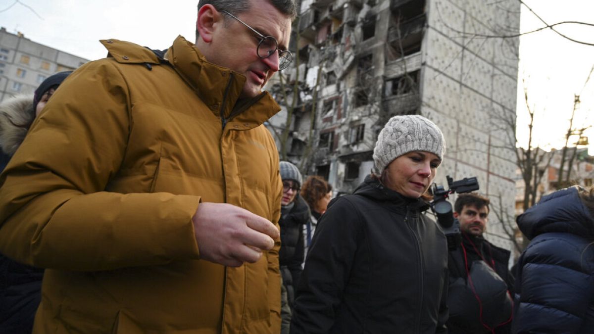 Die deutsche Außenministerin Annalena Baerbock und der ukrainische Außenminister Dmytro Kuleba im kriegsgeschüttelten Charkiw