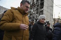 La ministre allemande des Affaires étrangères Annalena Baerbock, et son homologue ukrainien, Dmytro Kuleba discutent dans les rues de Kharkiv, Ukraine le 10 janvier 2023.