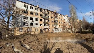 دمار قرب مبنى سكني في خاركيف إثر غارة جوية روسية.