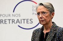 La prima ministra francese Elisabeth Borne. A fianco, la scritta: "Per le nostre pensioni". (Parigi,. 10.1.2023)