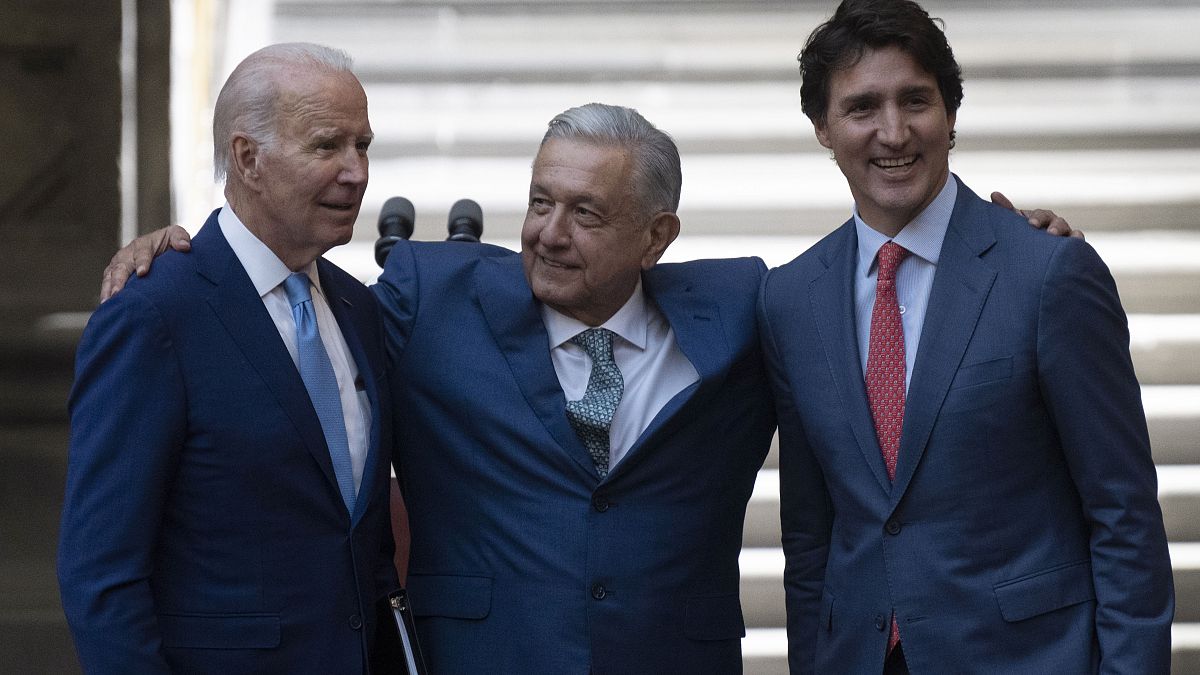 El presidente de EE. UU., Joe Biden, el presidente de México, Andrés López Obrador, y el primer ministro de Canadá, Justin Trudeau; posan ante las cámaras. 