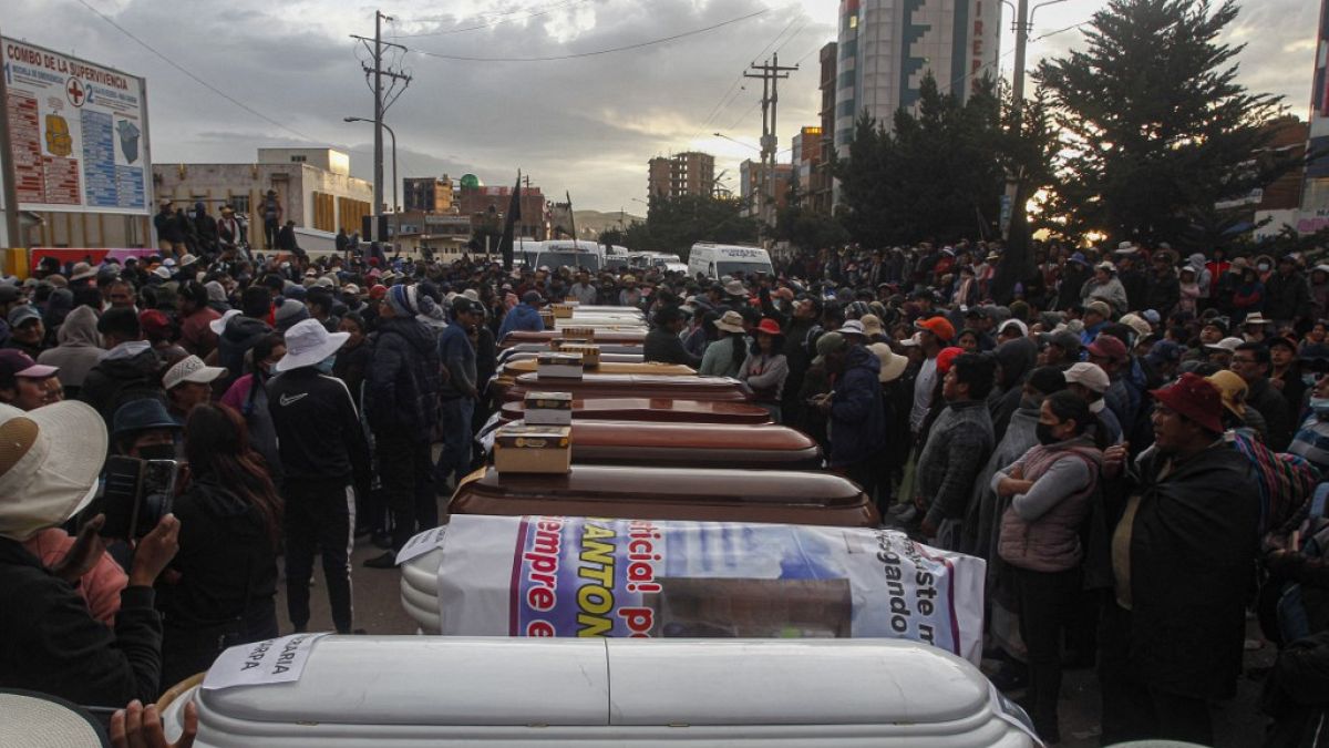 تجمعات خلال جنازة قتلى المظاهرات في البيرو