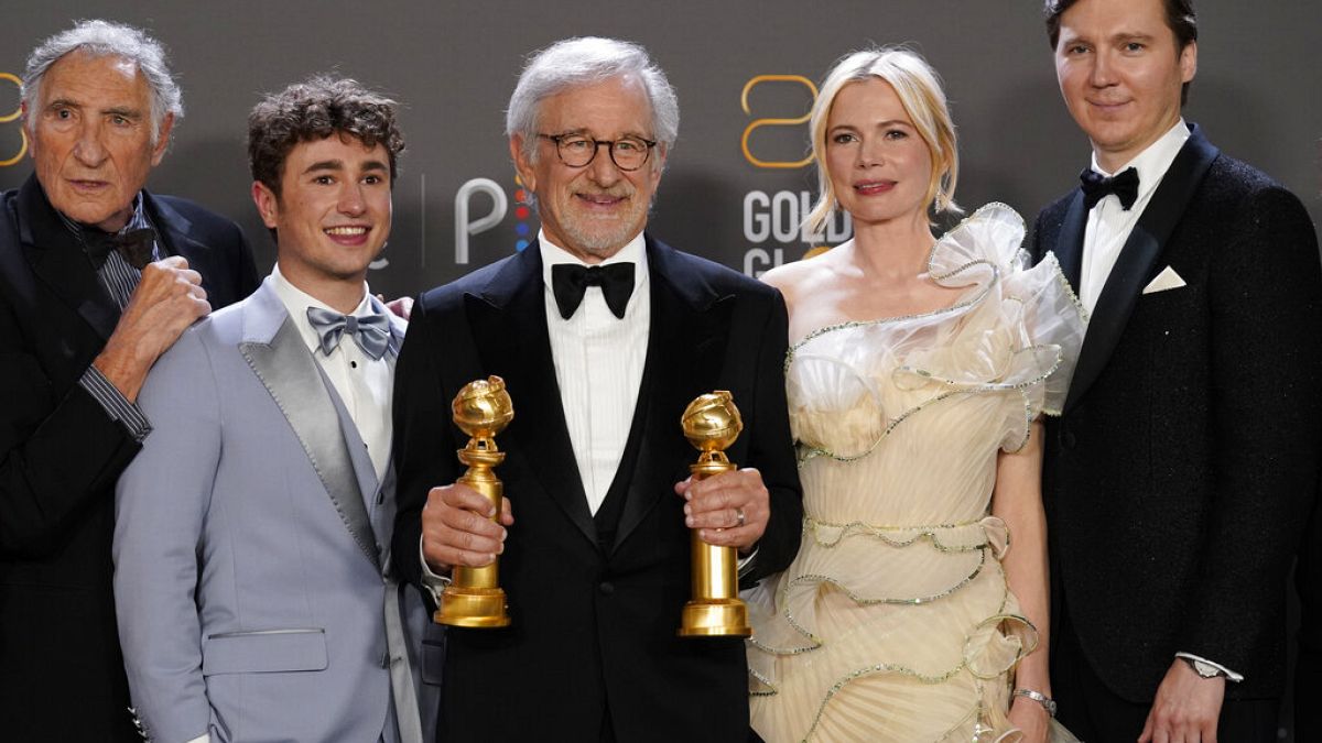 Steven Spielberg pose avec ses deux Golden Globes de la soirée (meilleur réalisateur, meilleur film), à Beverly Hills, en Californie, le 10 janvier 2023