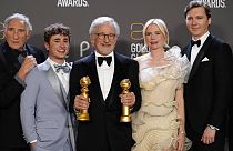Steven Spielberg pose avec ses deux Golden Globes de la soirée (meilleur réalisateur, meilleur film), à Beverly Hills, en Californie, le 10 janvier 2023